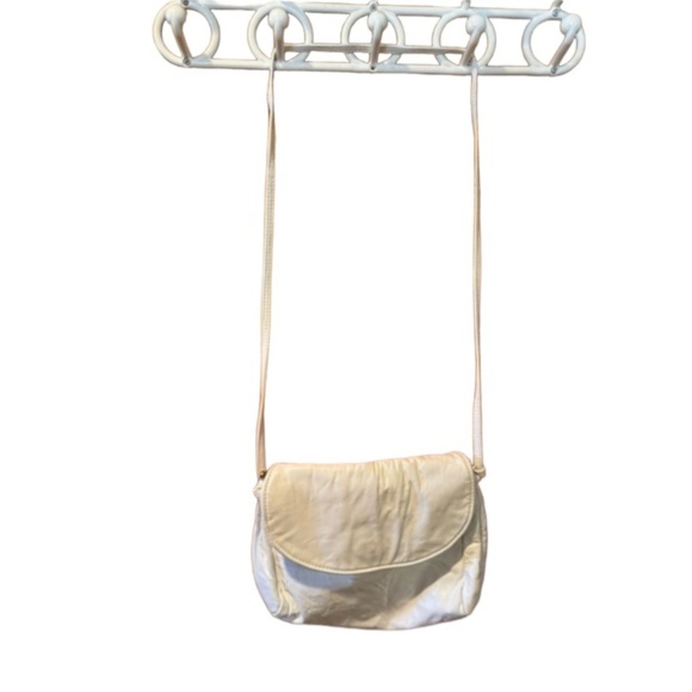 White leather hand bag with shoulder strap